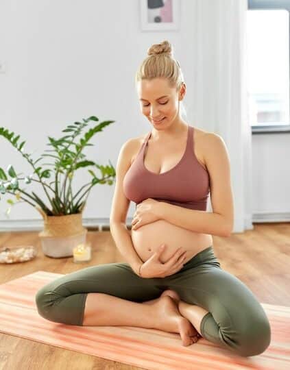 Joga prenatalna: Jak łagodzić dolegliwości ciążowe za pomocą jogi?