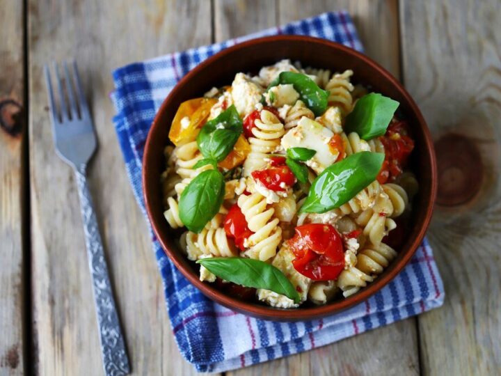 Sałatka makaronowa z kurczakiem i pomidorami na diecie sportowca
