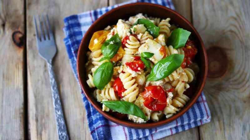 Sałatka makaronowa z kurczakiem i pomidorami na diecie sportowca