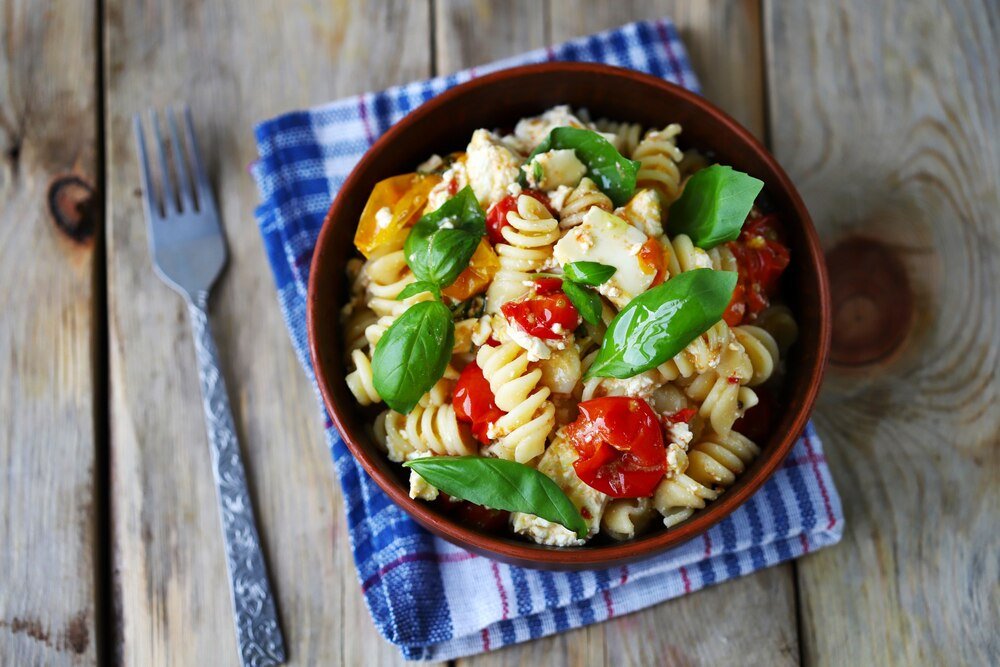 Sałatka makaronowa z kurczakiem i pomidorami na diecie sportowca