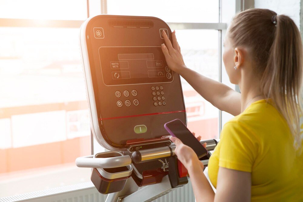 Co lepsze: bieżnia czy orbitrek – zalety i wady obu