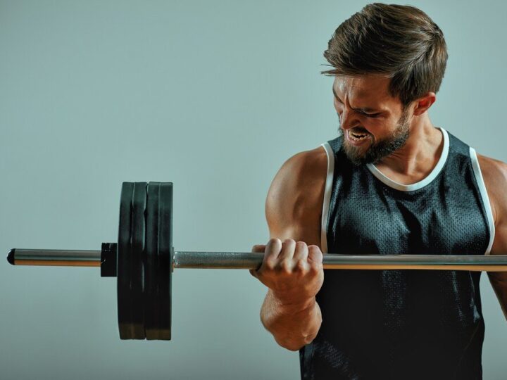 Ćwiczenia ze sztangą – podstawy techniki i przykładowe plany treningowe