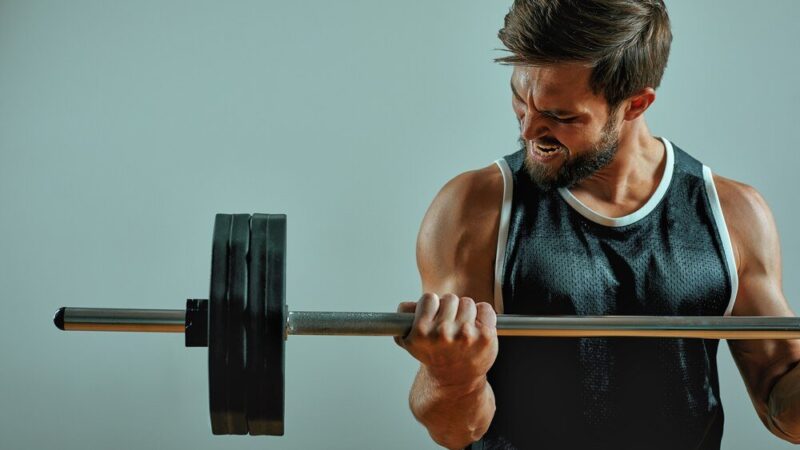 Ćwiczenia ze sztangą – podstawy techniki i przykładowe plany treningowe