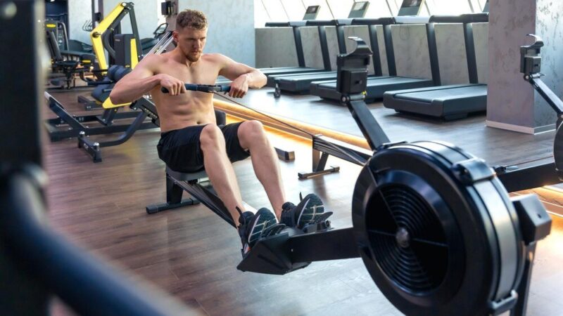 Ergometr wioślarski – efekty regularnego treningu na wioślarzu