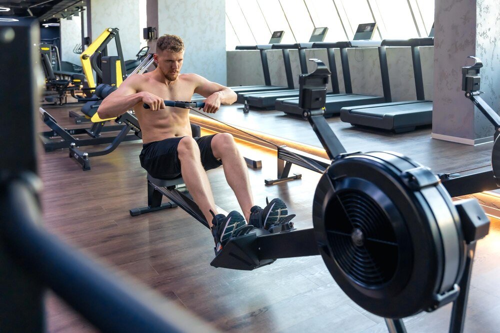 Ergometr wioślarski – efekty regularnego treningu na wioślarzu