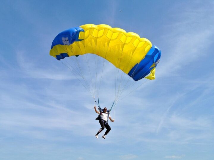 Ile kosztuje skok ze spadochronem w Polsce – ceny, pakiety, na co uważać