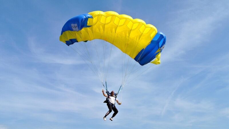 Ile kosztuje skok ze spadochronem w Polsce – ceny, pakiety, na co uważać