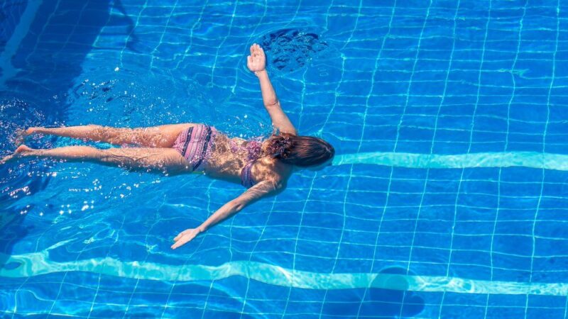 Ile spala się kalorii na basenie – przykładowe treningi i wyniki