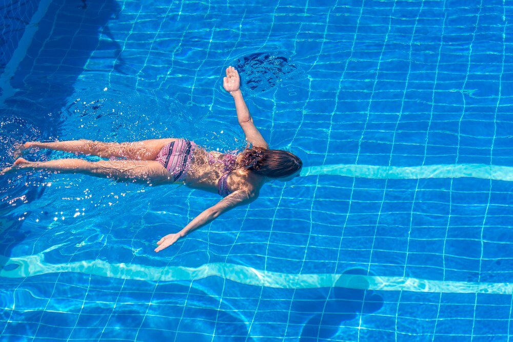 Ile spala się kalorii na basenie – przykładowe treningi i wyniki