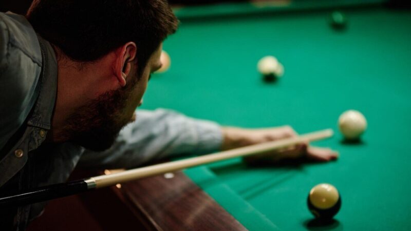 Jak trzymać kij do bilarda – prawidłowy chwyt krok po kroku