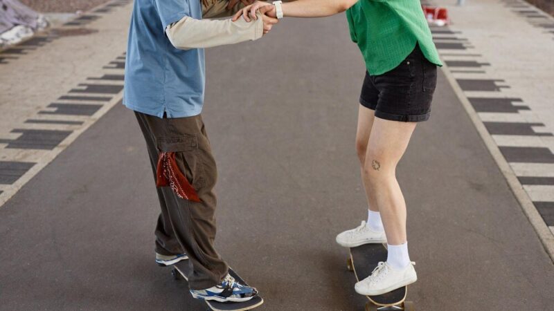 Wrotki czy rolki – co wybrać na początek?