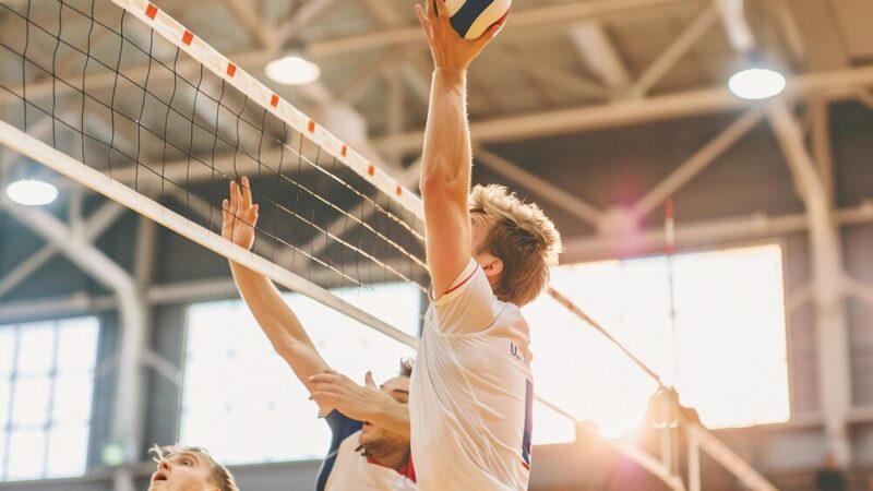 Wysokość siatki w siatkówce mężczyzn – aktualne przepisy i normy