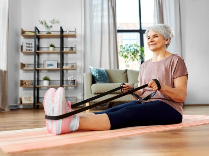 Zestaw ćwiczeń dla seniorów w domu – bezpieczny plan aktywności
