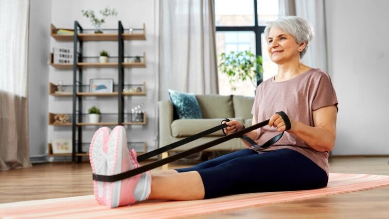 Zestaw ćwiczeń dla seniorów w domu – bezpieczny plan aktywności